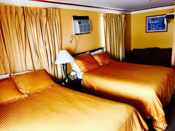 The Moulton Hotel 8